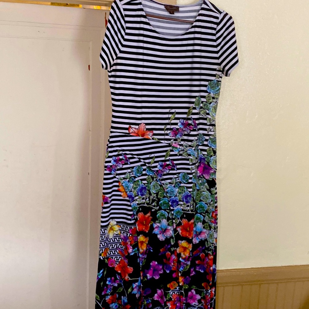 Sleeveless, scoop neck, A line dress